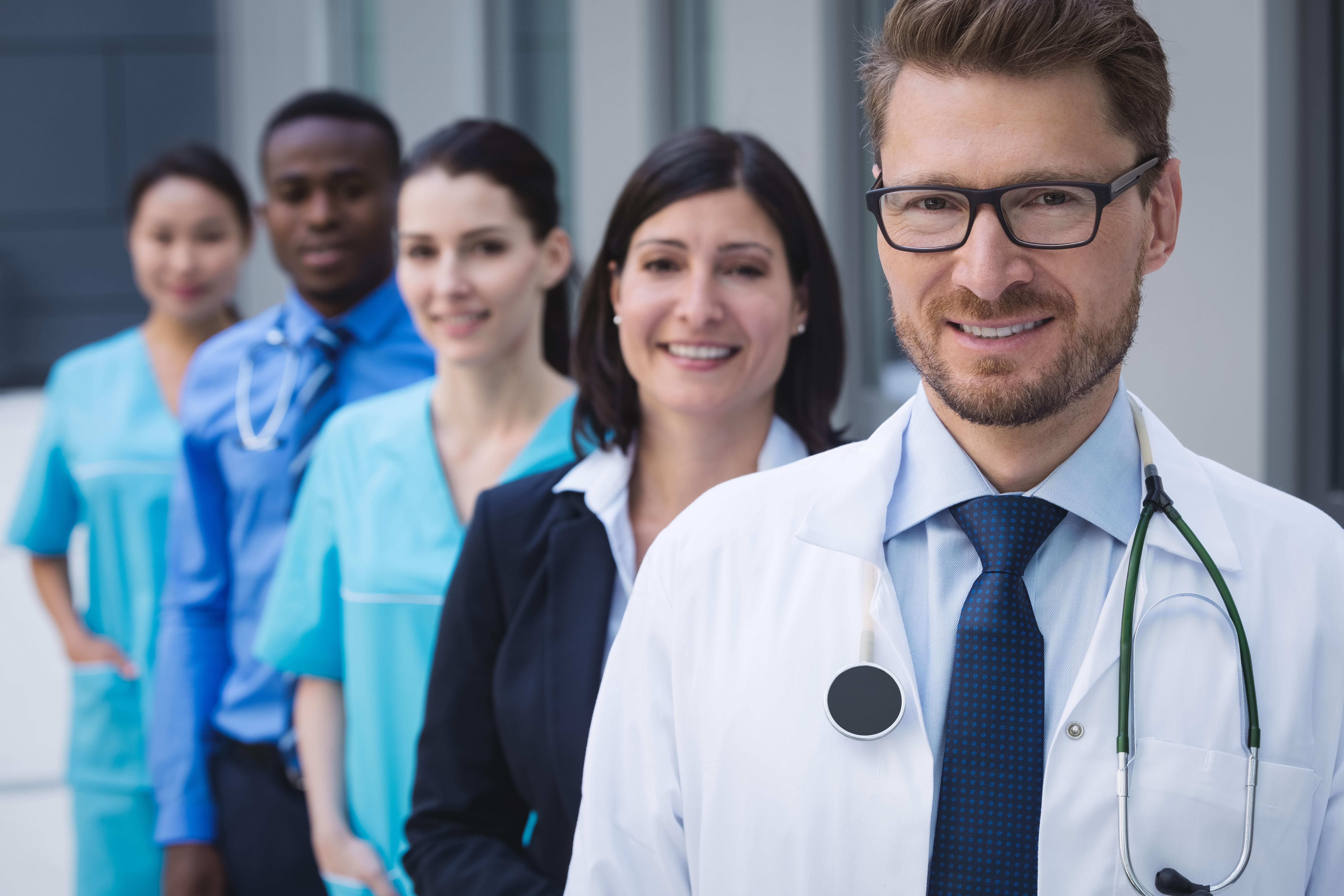 team-doctors-standing-row-min 2 personale-medico-operativo-human-medica